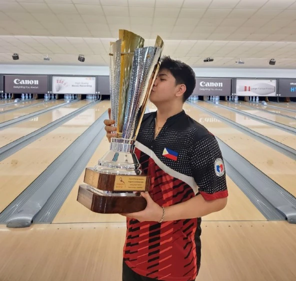 a 17-year-old zach ramin became the youngest-ever winner and the first filipino male to clinch the singapore open title since 1965. photo from rudi ramin.