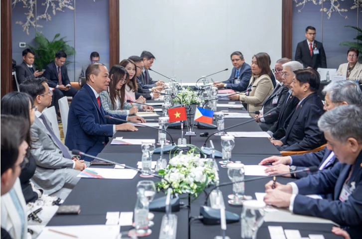 Vietnam’s Green GSM Have Arrived in Metro Manila — Here’s Everything You Need to Know 5 In photo: Vingroup chairman Pham Nhat Vuong (left side) presents Vingroup’s plans to invest in the Philippine market at a meeting with Philippine President Ferdinand Romualdez Marcos Jr. and DTI Secretary and BOI Chairman Alfredo E. Pascual in Hanoi, January 29, 2024. Photo: D.H. / Tuoi Tre